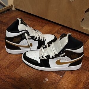 Jordan Athletic Shoes White and Gold